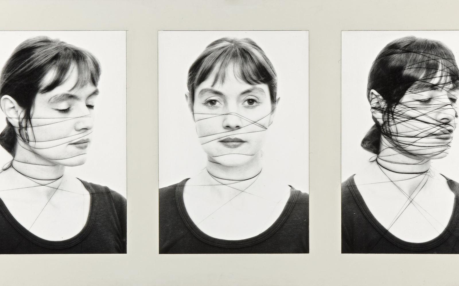 Drei Schwarz-Portraits zeigen eine Frau, die Fäden um ihr Gesicht gewickelt hat.