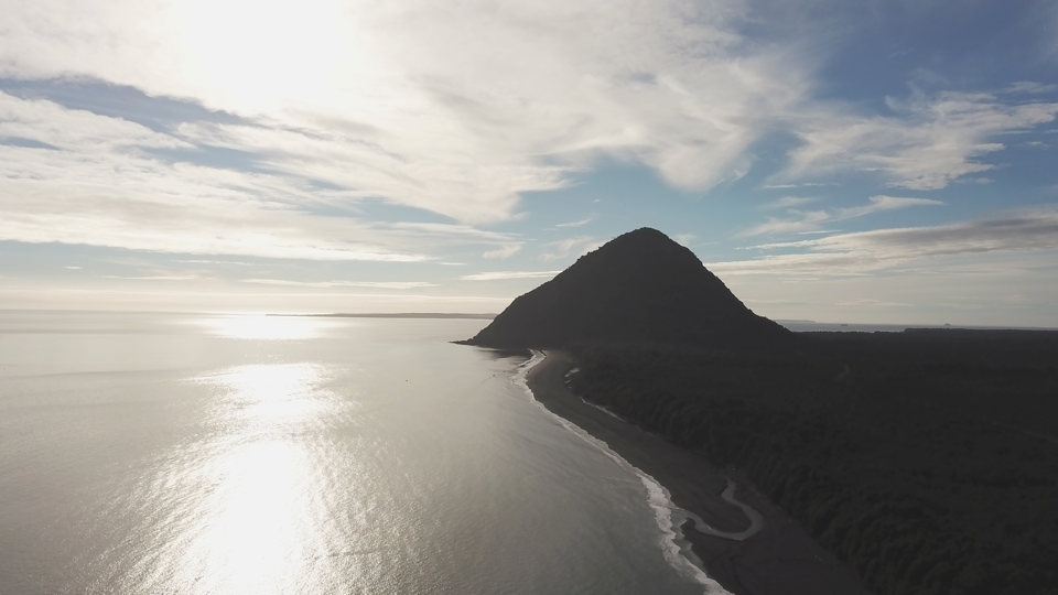Drohnenbild der geologischen Formation von Vilcun, wo sich die Felsenkunst-Höhlen im Nordwesten Patagoniens befinden. Die natürliche Pyramide bildet eine Verbindungsstelle zwischen dem Südpazifik und mehreren Vulkanen, einschließlich des Chaitén.
