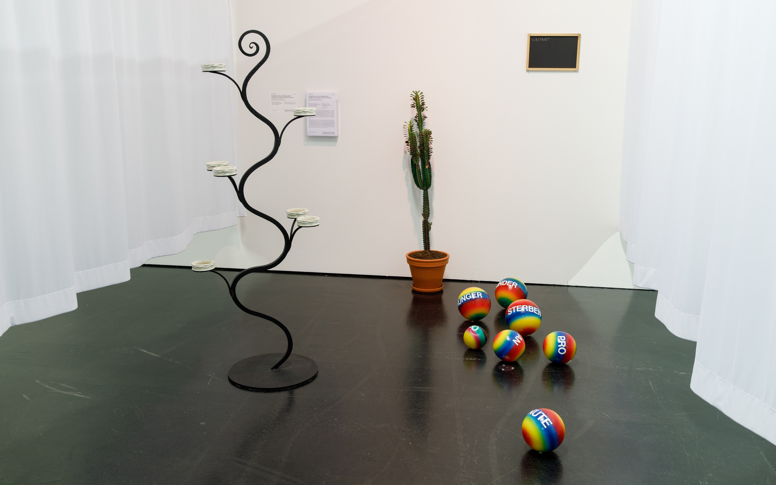 Das Foto zeigt einen Ausschnitt der Ausstellung »respektive Peter Weibel«, welche das Lebenswerk des Künstlers und treibende Kraft des Wiener Aktionismus, Peter Weibel, zeigt.