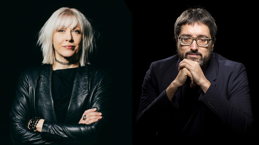 On the left a woman with crossed arms. On the right a man with his head resting on his hands. Both look into the camera with a smile.