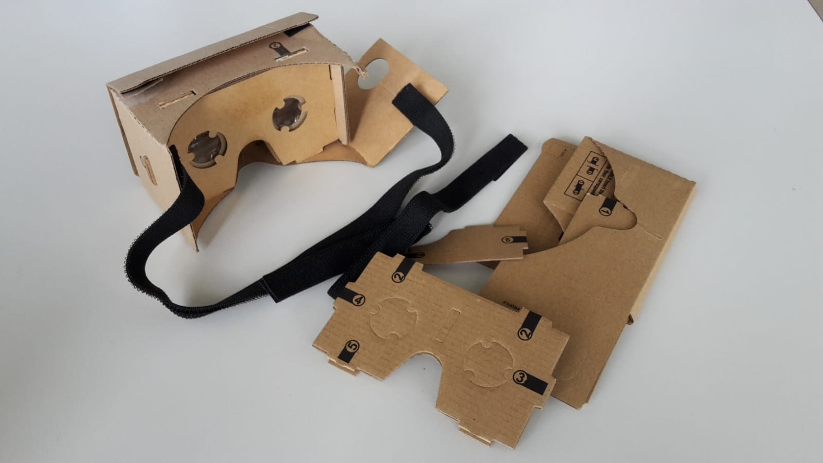 Das Foto zeigt eine Google-Cardboard-Brille