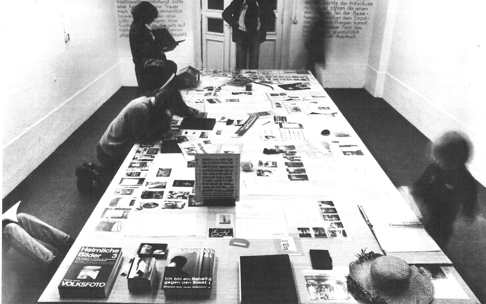 View into the 7th Produzentengalerie, Berlin: Table with objects and publications
