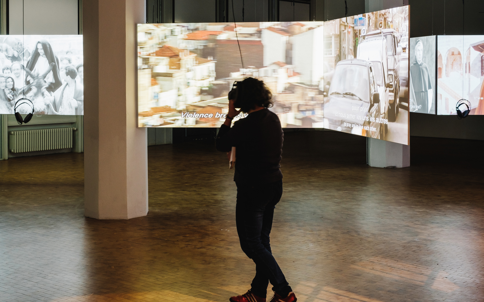 Vorführung verschiedener Filmausschnitte in der Ausstellung »Reset Modernity!«