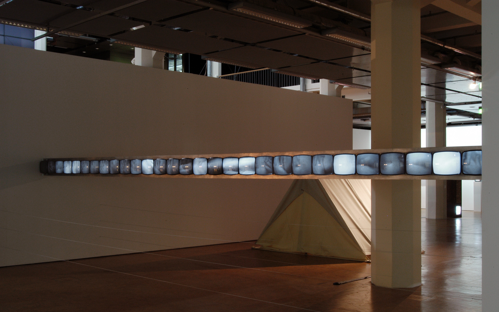 Ausstellungsansicht "Meisterwerke der Medienkunst aus der ZKM-Sammlung"