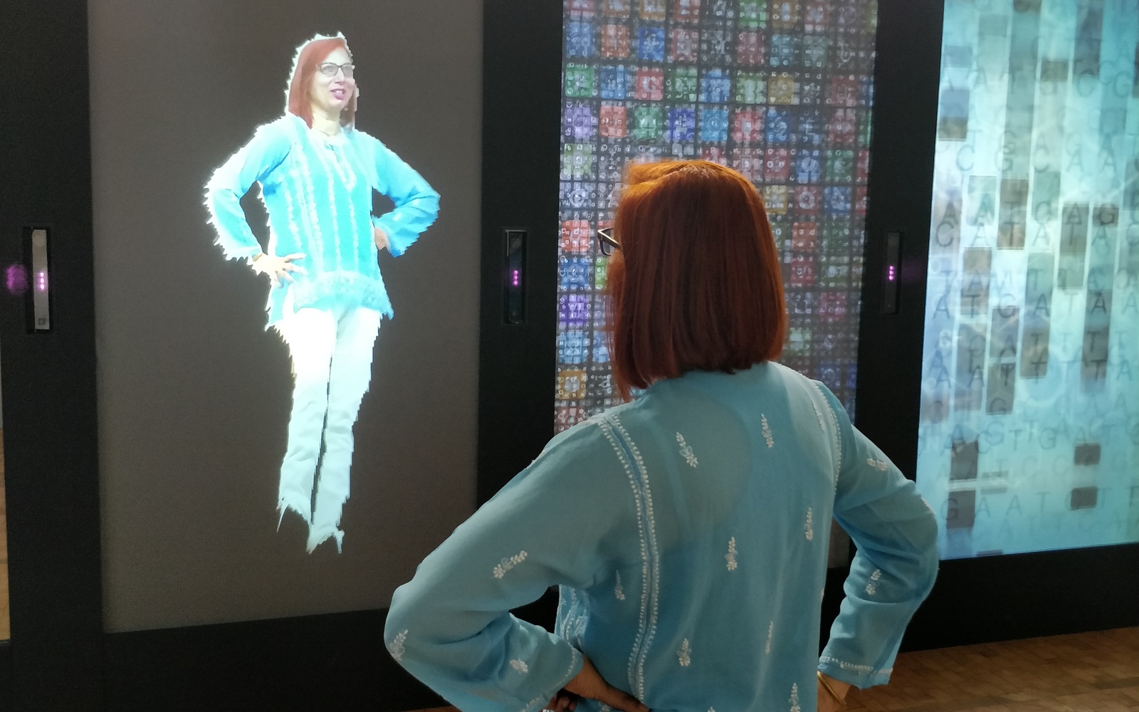 Eine Frau steht ihrem digitalen Spiegelbild gegenüber