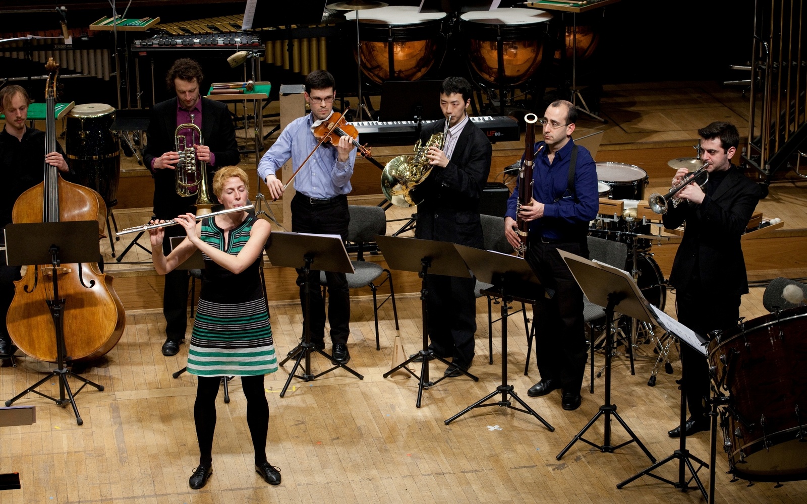 Sieben musizierende Personen