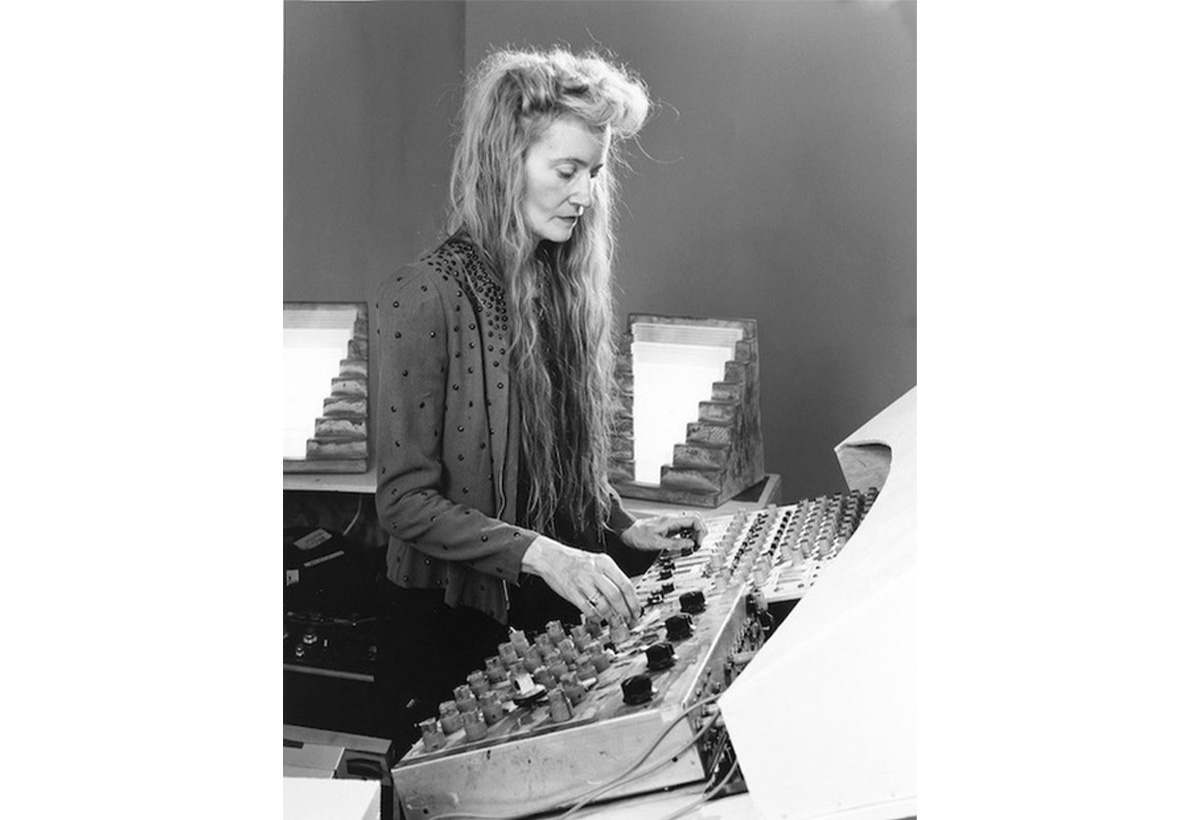 Maryanne Amacher vor einem Mischpult