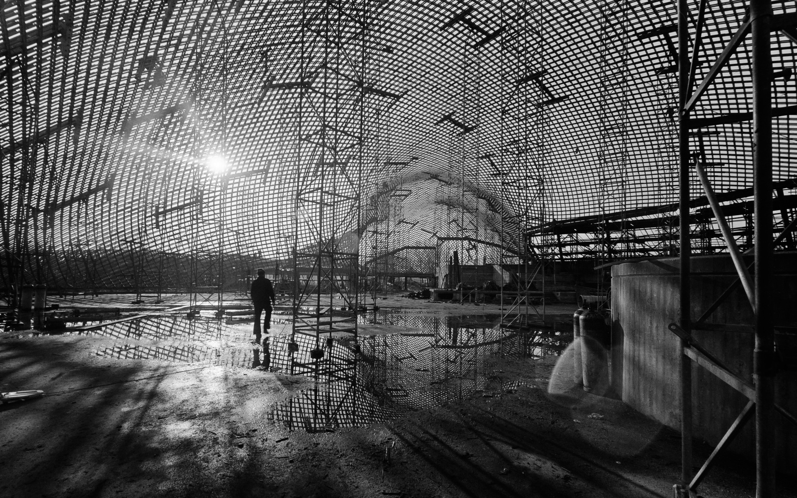 Innenaufnahme der Multihalle währende der Aufrichtung der Schale für die Bundesgartenschau 1975 in Mannheim