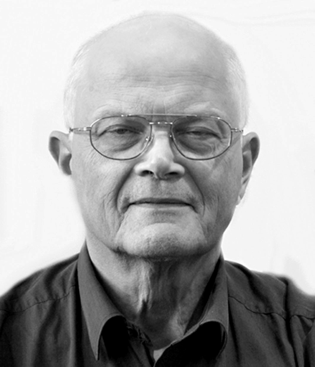 Das Bild zeigt ein Schwarz-Weiß Portrait von Karl Heinz Roth 