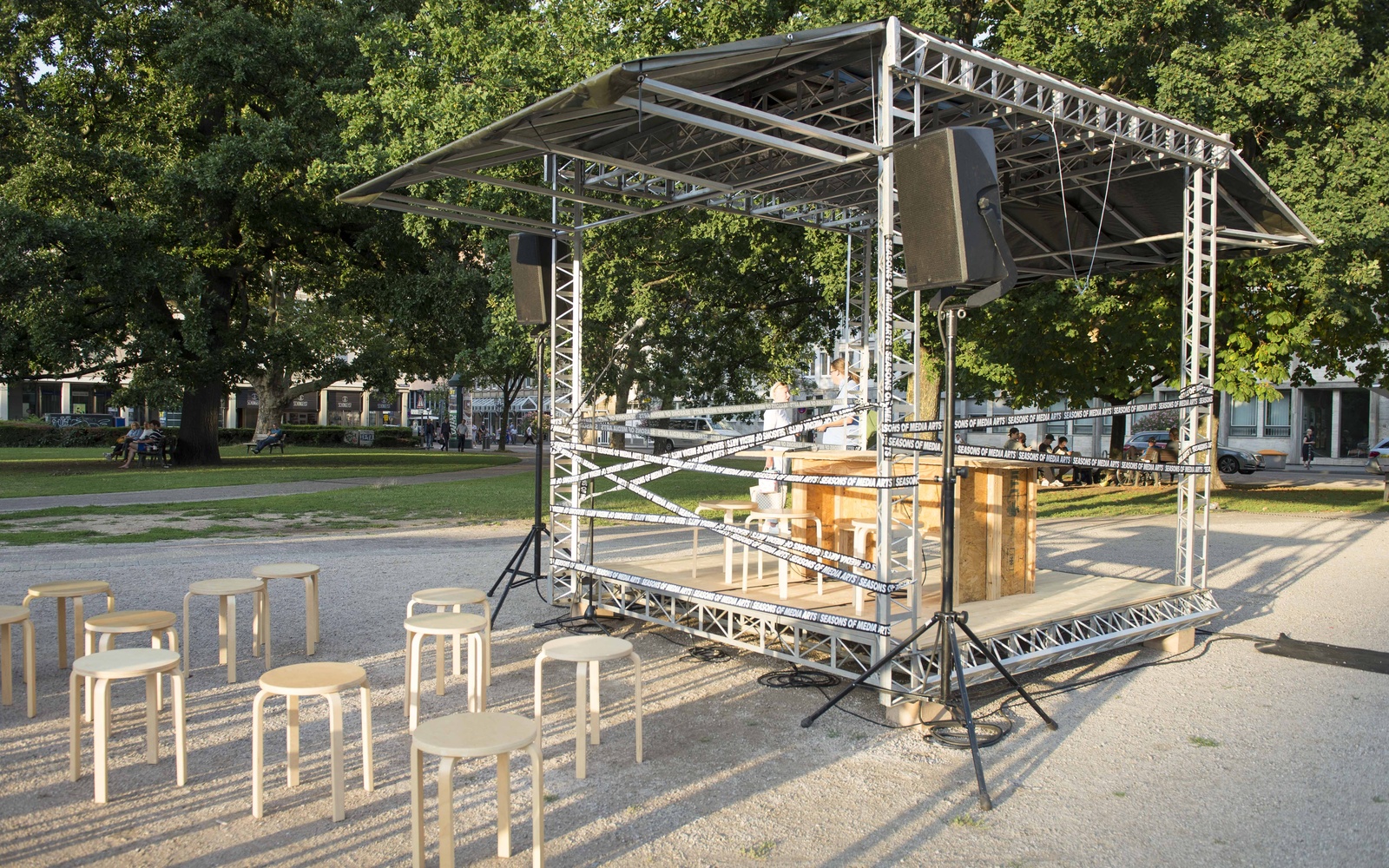 Die Installation »Spacecraft_ZKM« aus einem Bühnengerüst und Stühlen.