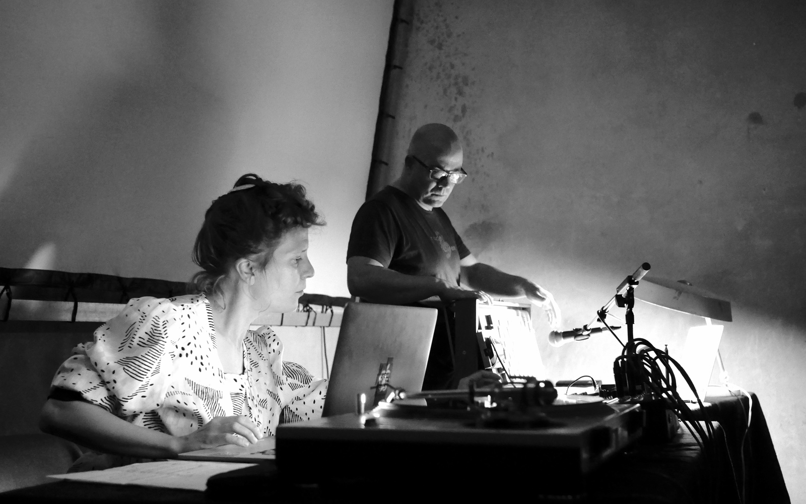 Das Bild zeigt die KlangdomkünstlerInnen Jean-Philippe Renoult und DinahBird bei der Arbeit.