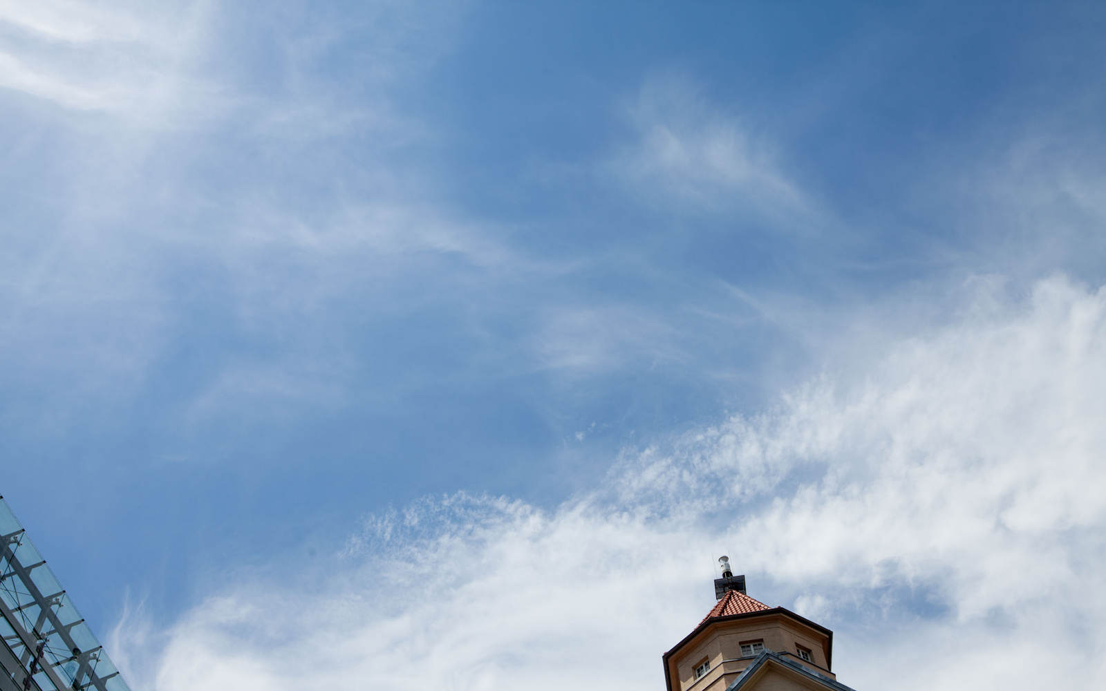 Blauer Himmel mit rechts die Spitze des ZKM-Gebäudes und links ein kleiner Teil des Kubus