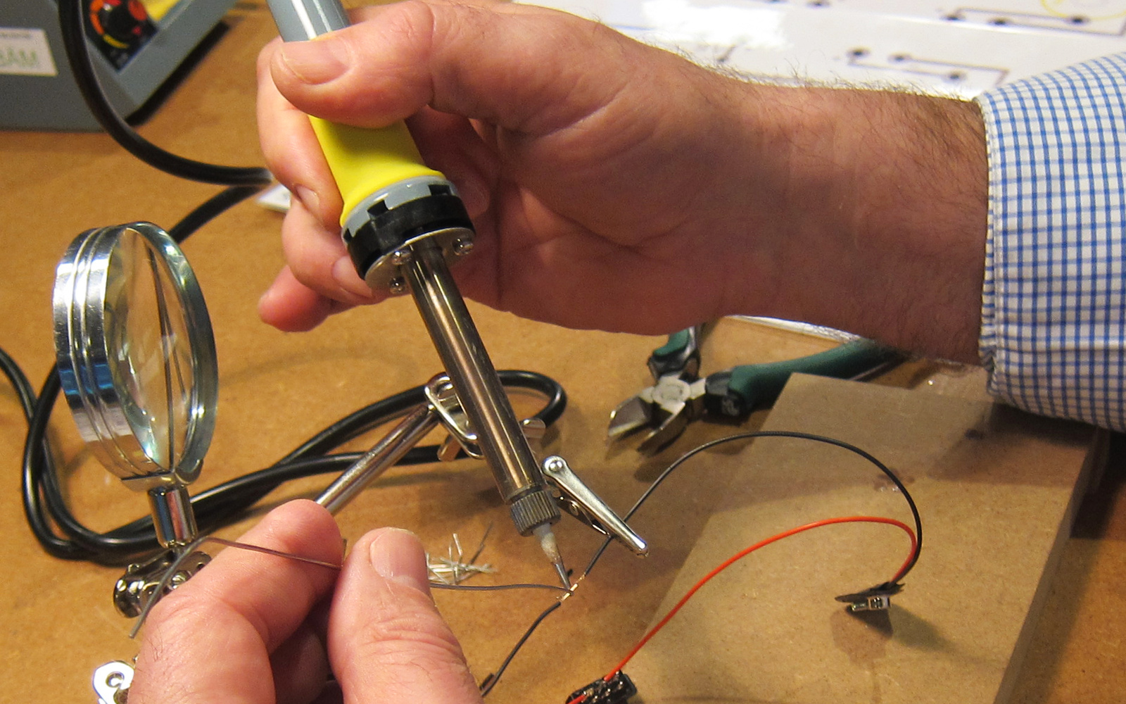 Hände die einen Theremin bauen 