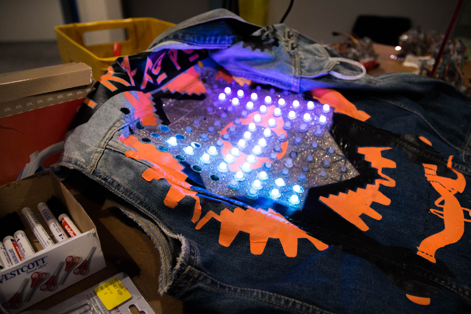 Jeans Kutte, auf einem Tisch liegend, wird bestückt mit LEDs