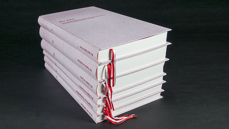 Sechs Bücher mit weißem Umschlag und roter Schrift übereinandergestapelt