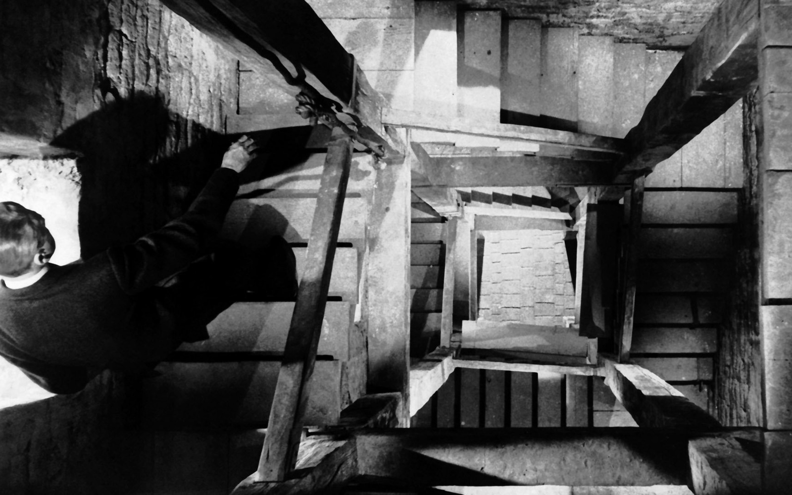 Standbild aus Alfred Hitchcocks »Vertigo« - EIn man geht eine hohe Treppe hinunter
