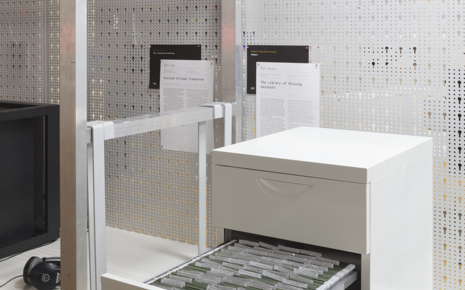 Ein kleiner weißer Schrank mit Akten-Schublade