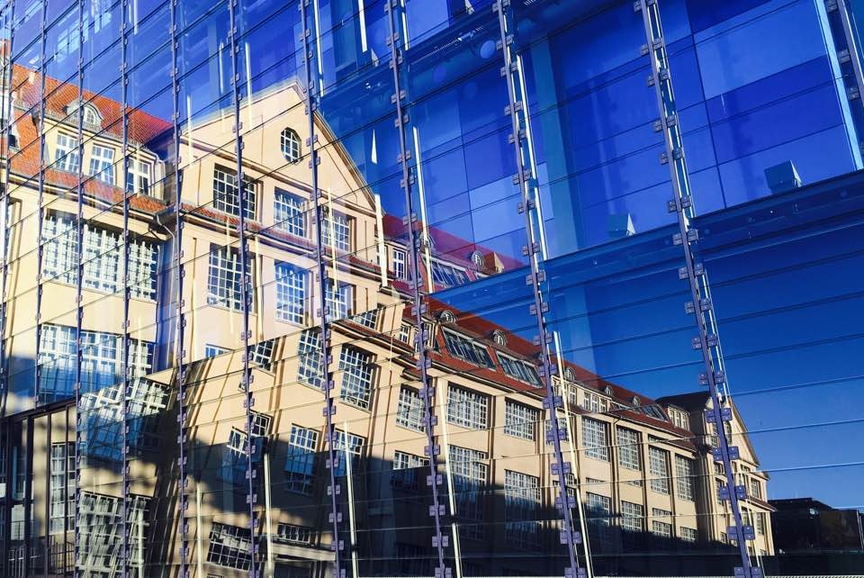 Die Fassade des ZKM gespiegelt in den blauen Glasscheiben des ZKM_Kubus.