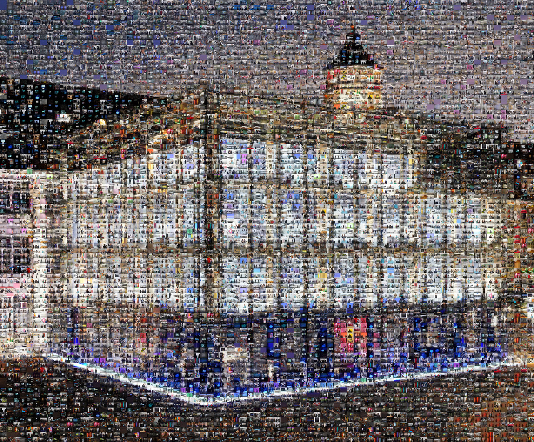Das Foyer – von oben fotografiert – ist in einem violetten und grünen Licht getaucht. Es ist voller Leute, die essen und trinken