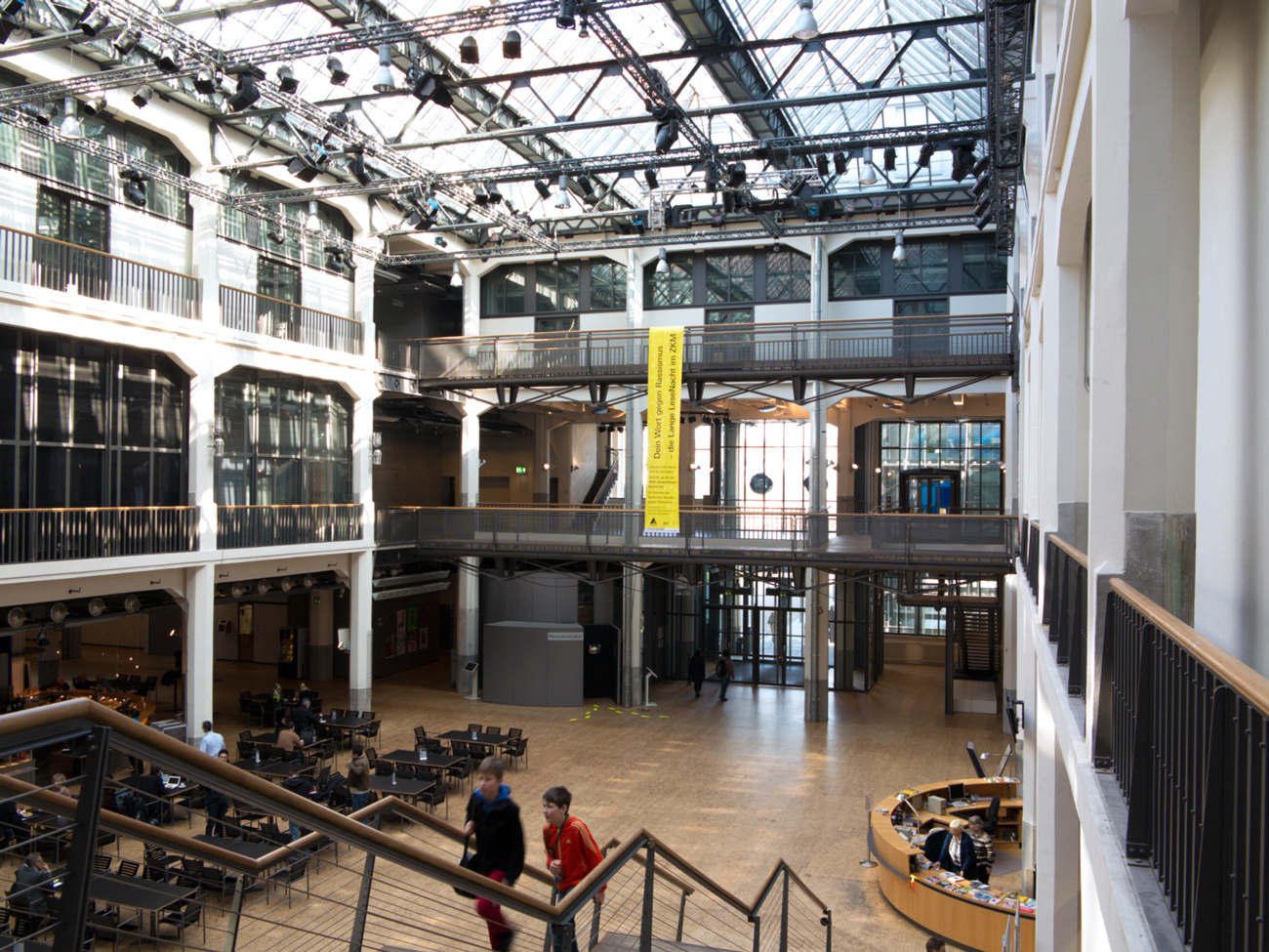 Das ZKM Foyer vom Museumsbalkon aus