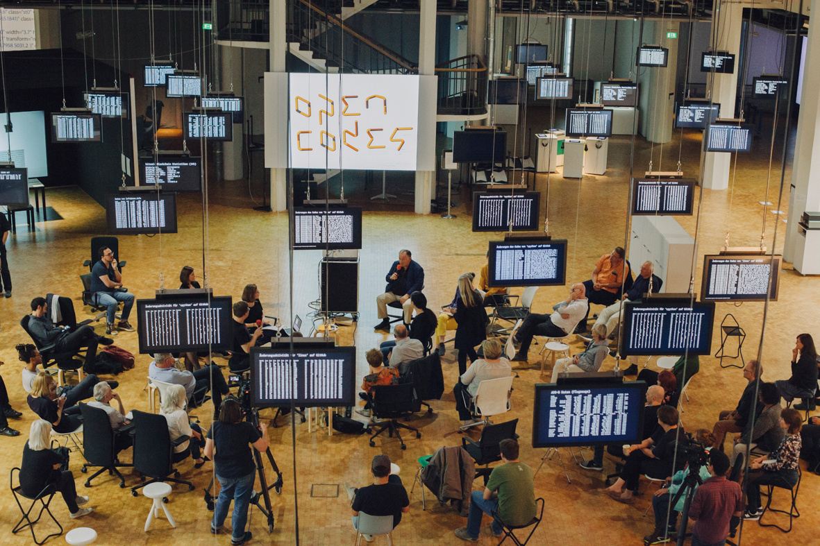 Blick in die Ausstellung »Open Codes. Die Welt als Datenfeld«