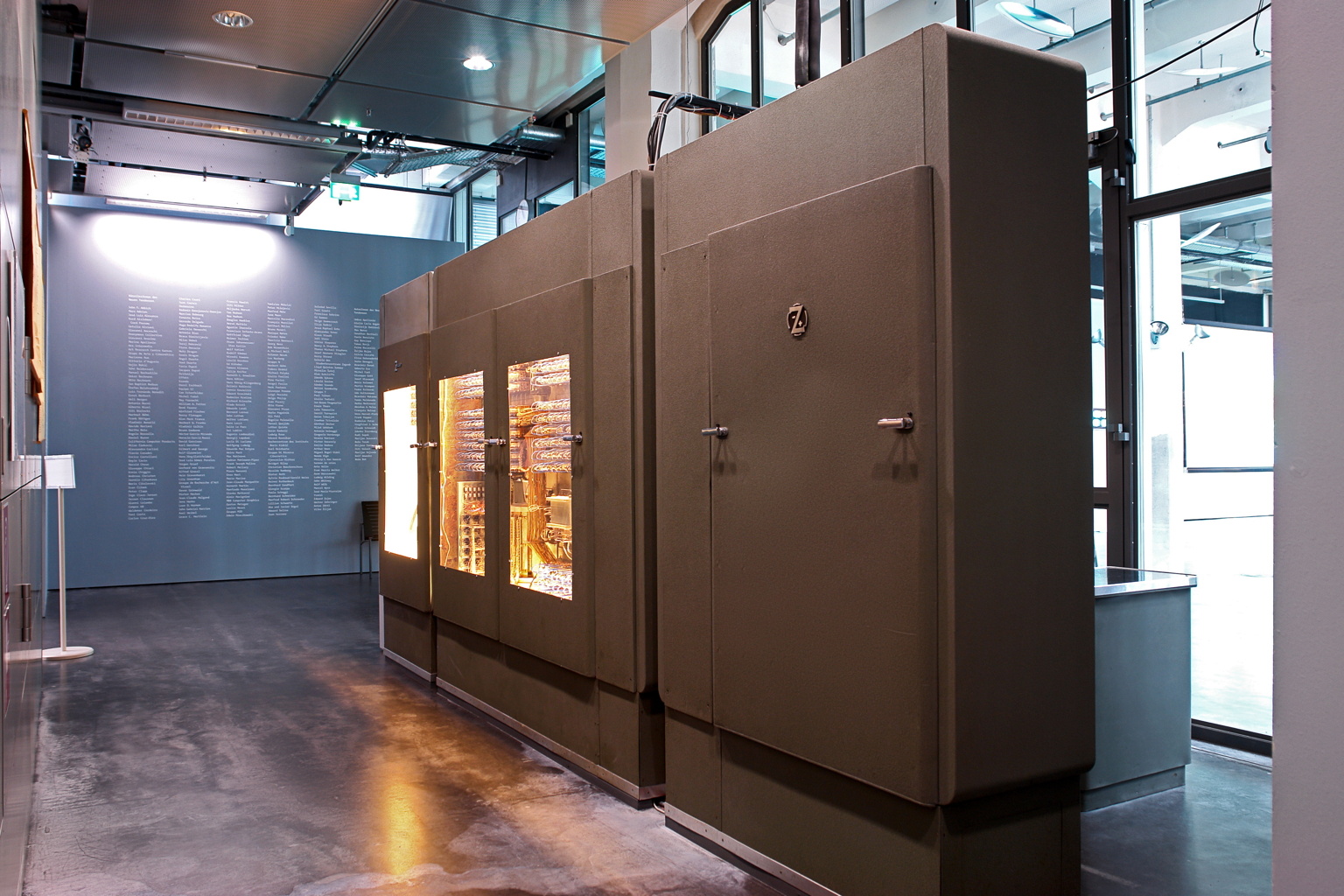 Der Computer von Konrad Zuse steht im Raum, ein großer Kasten mit Türen.
