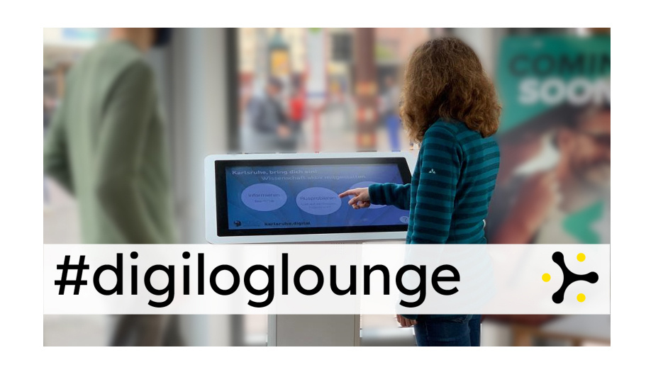 Zwei Personen stehen an einem Panel mit Touchscreen. Über dem Bild liegt das Banner "#digiloglounge"