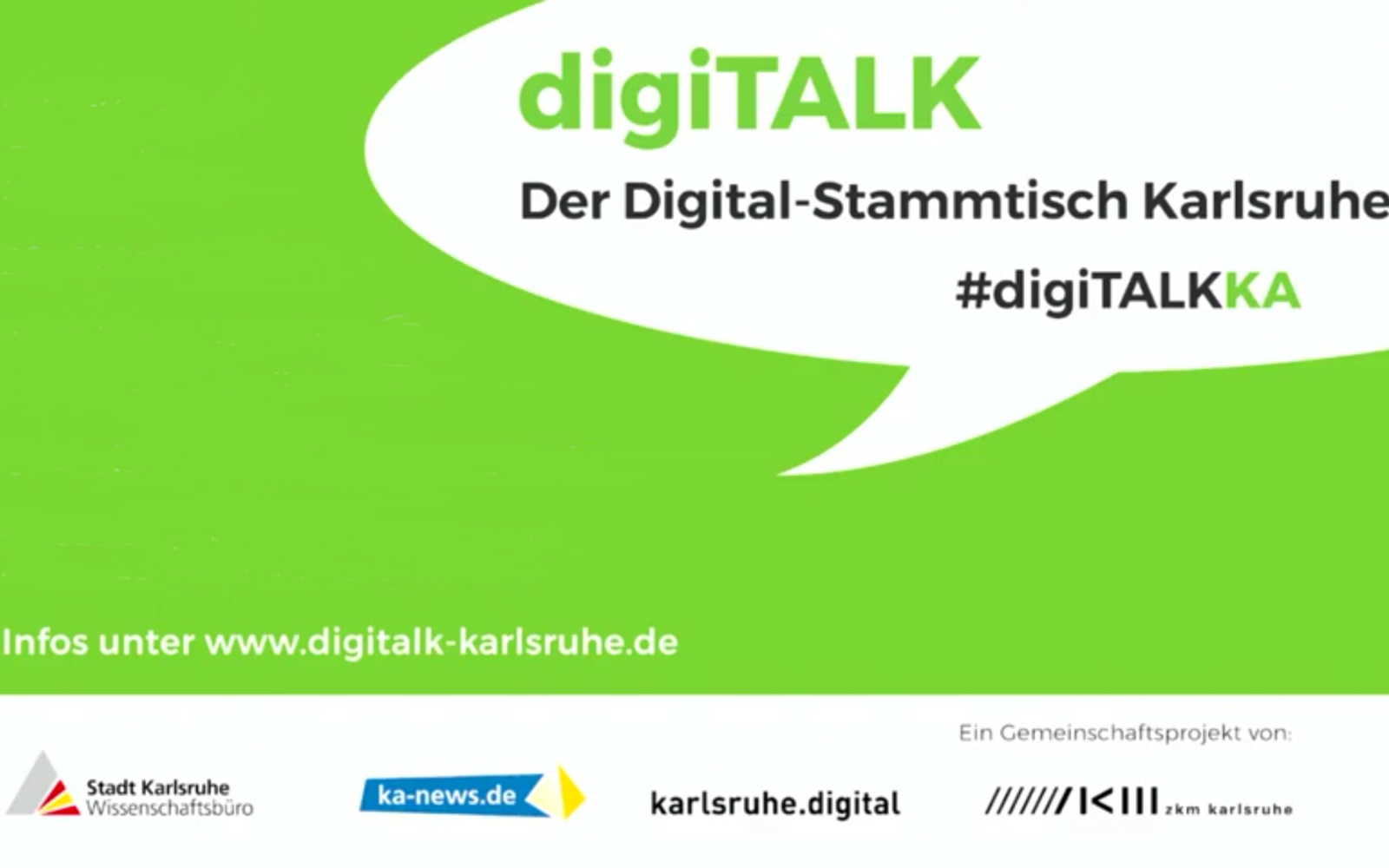 Ein Mann hält ein Mikrofon in der hand, um ihn herum sitzen Menschen und hören zu. Unten steht "Digitalk Karlsruhe" und daneben ein Symbol einer Pyramide. Links steht "#digiTALKKA" und die Andeutung einer Sprechblase.