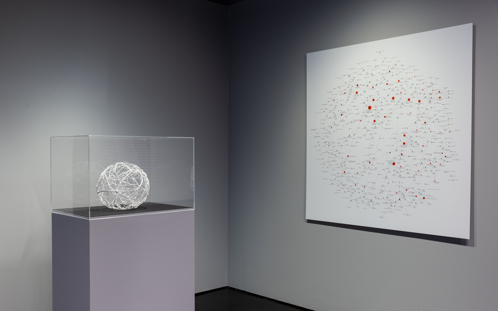 Ausstellungsansicht mit dem »Kunst-Vorstand-Netzwerk« als 3D-Modell und als Bild an der Wand.