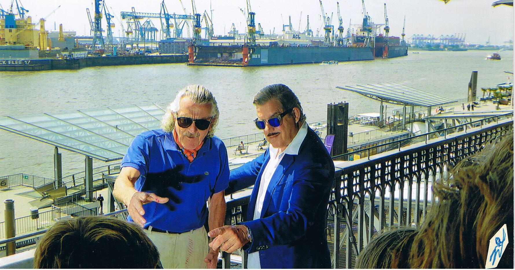 Zu sehen ist ein Bild aus dem Film »Dieter Meier – Ein Zufall«, das unter anderem Dieter Meier am Fluss zeigt