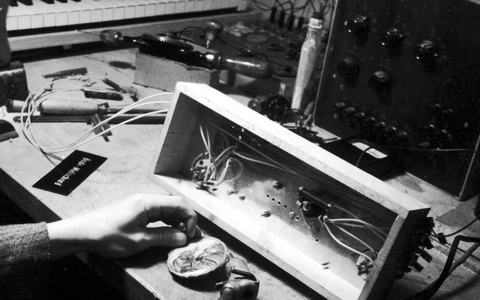 Harald Bode an der Werkbank.