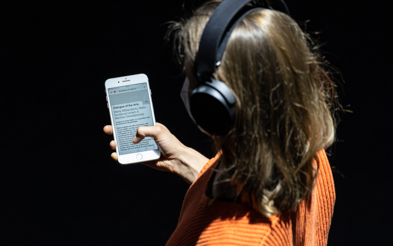 Zu sehen ist der Ausschnitt eines jungen Mädchens, welches ein Smartphone in der Hand hat.