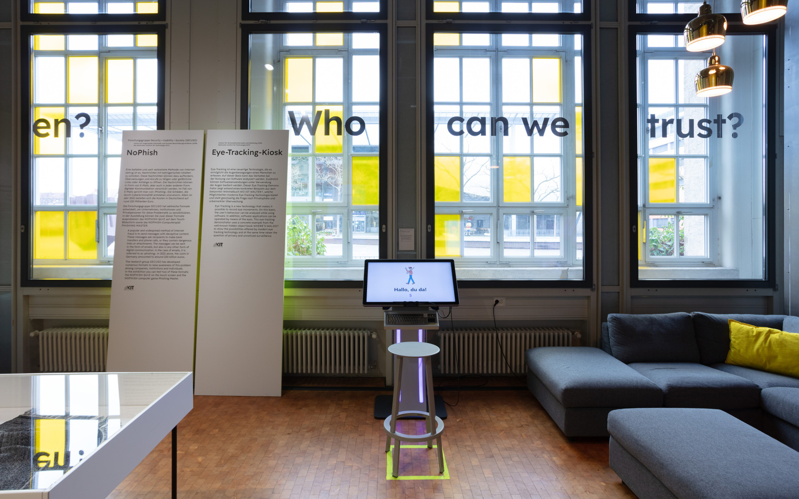 Eye-Tracking-Kiosk: Touch-Bildschirm mit Hocker