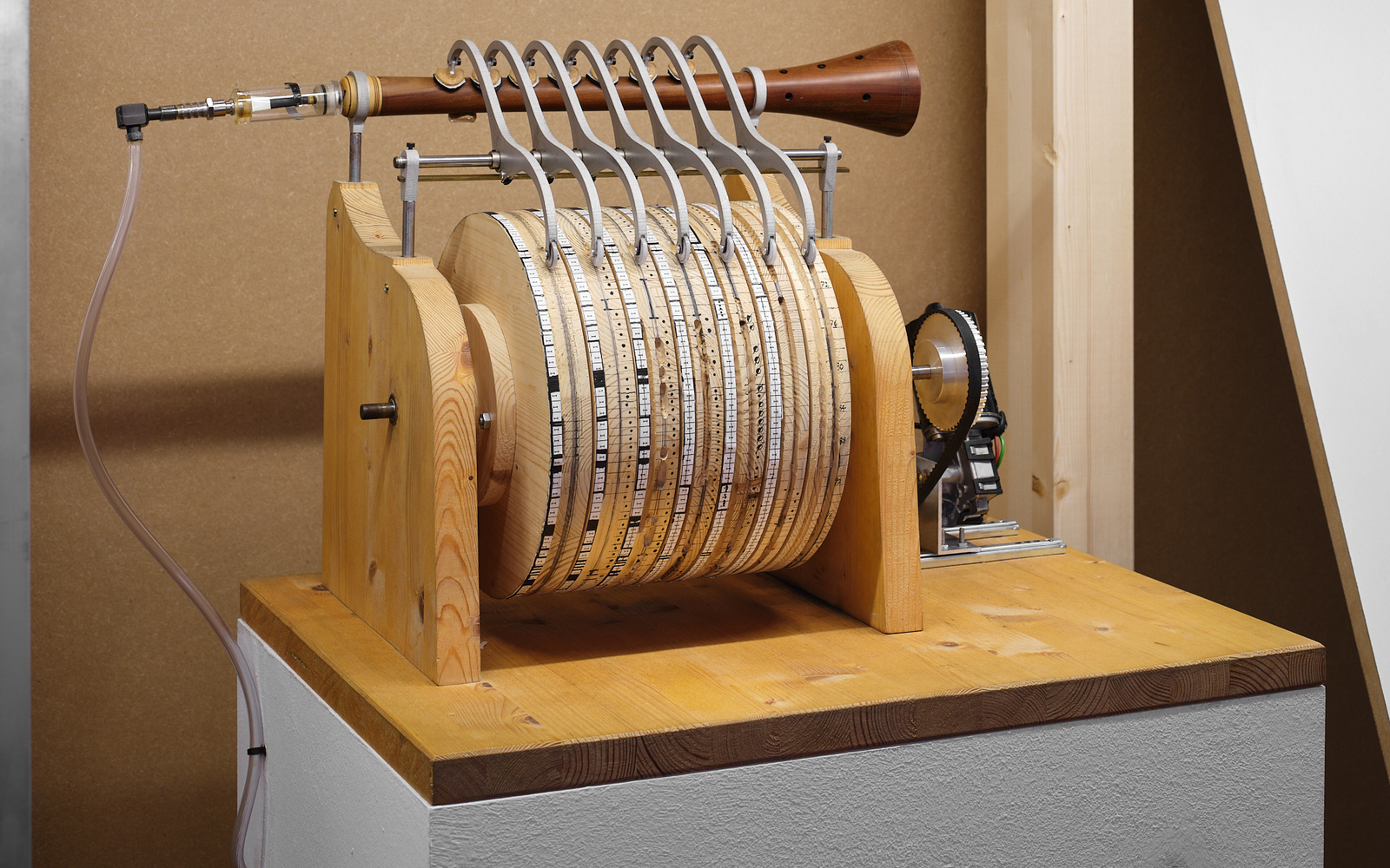 »Automatische hydraulische Orgel der Banū Mūsā ibn Shākir« von Liang Zhipeng. Zu sehen ist ein Instrument. Mittels einer Stiftwalze sollten beliebige Melodien abspielbar sein.
