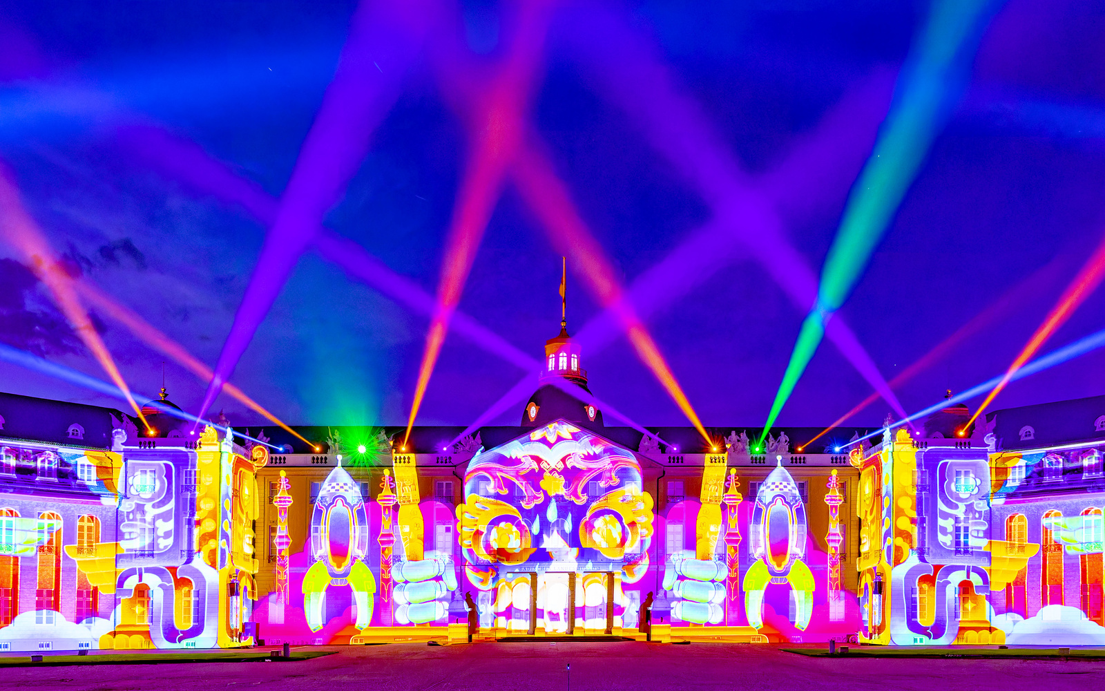 Farb-Kaleidoskop auf der Fassade des Karlsruher Schlosses