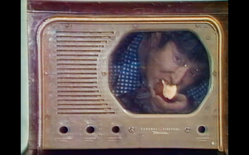 Filmstandbild: Nam June Paik ist in einem Röhrenfernseher zu sehen
