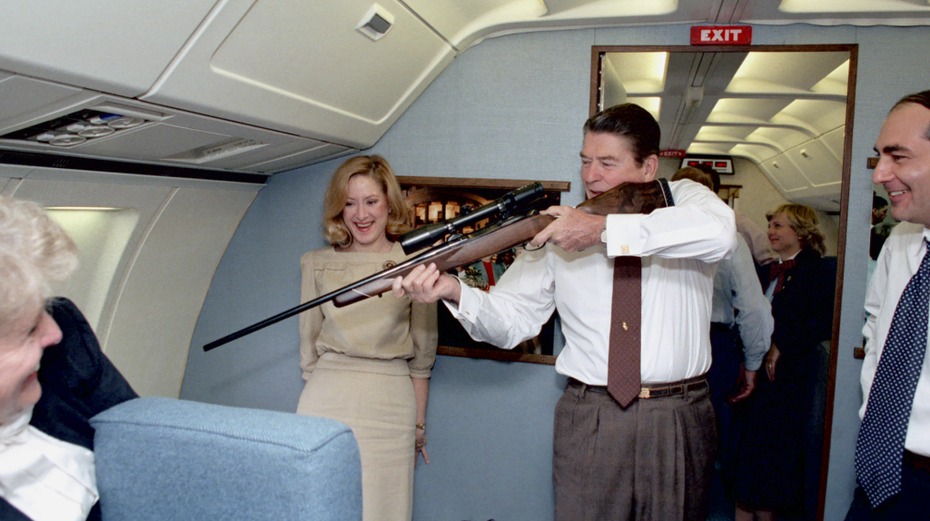 Ronald Reagan mit Waffe in Airforce 01.