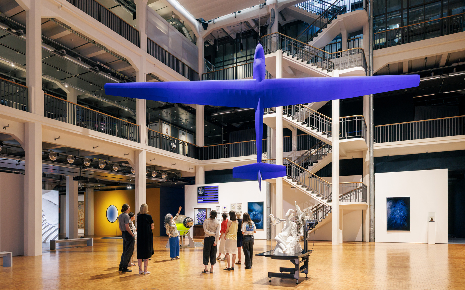 Ein großes blaues Flugzeug hängt im Lichthof des ZKM.