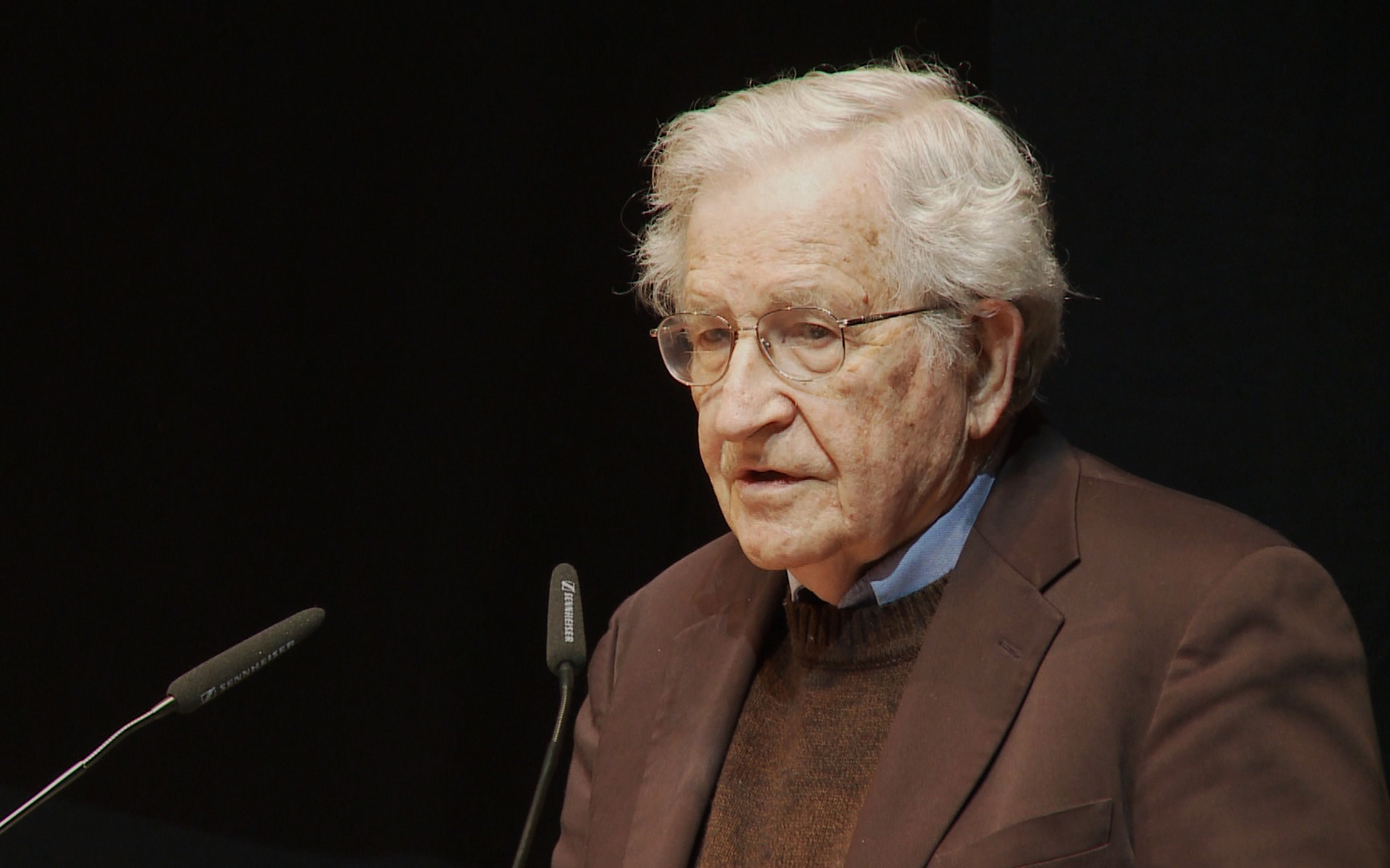 i4869_noamchomsky_diskussionsrunde.jpg