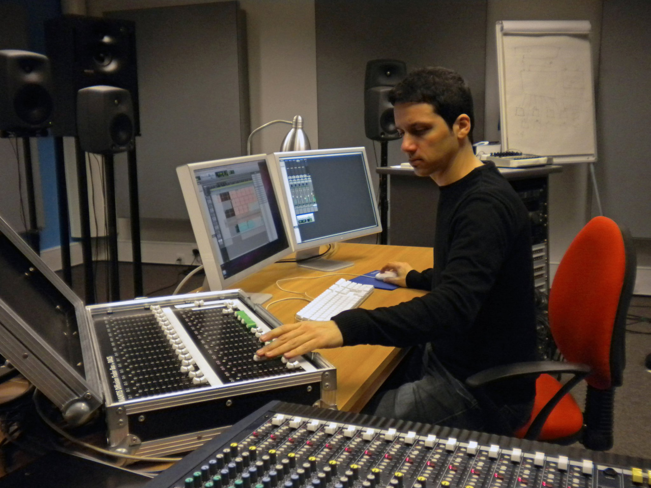 Ignacio Pecino vor Computern und Soundreglern
