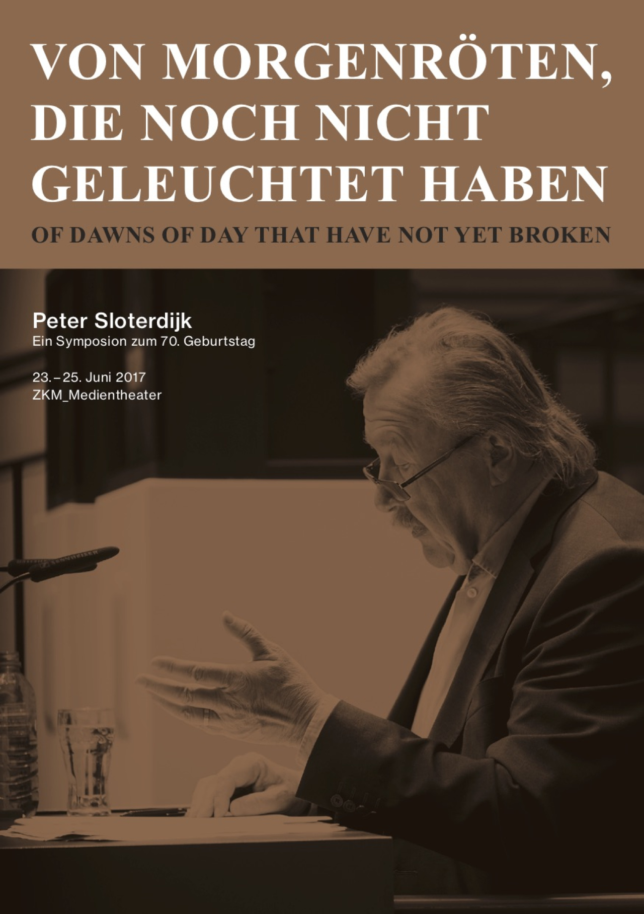 Fotografie von Peter Sloterdijk bei einem Vortrag, an einem Tisch sitzend.