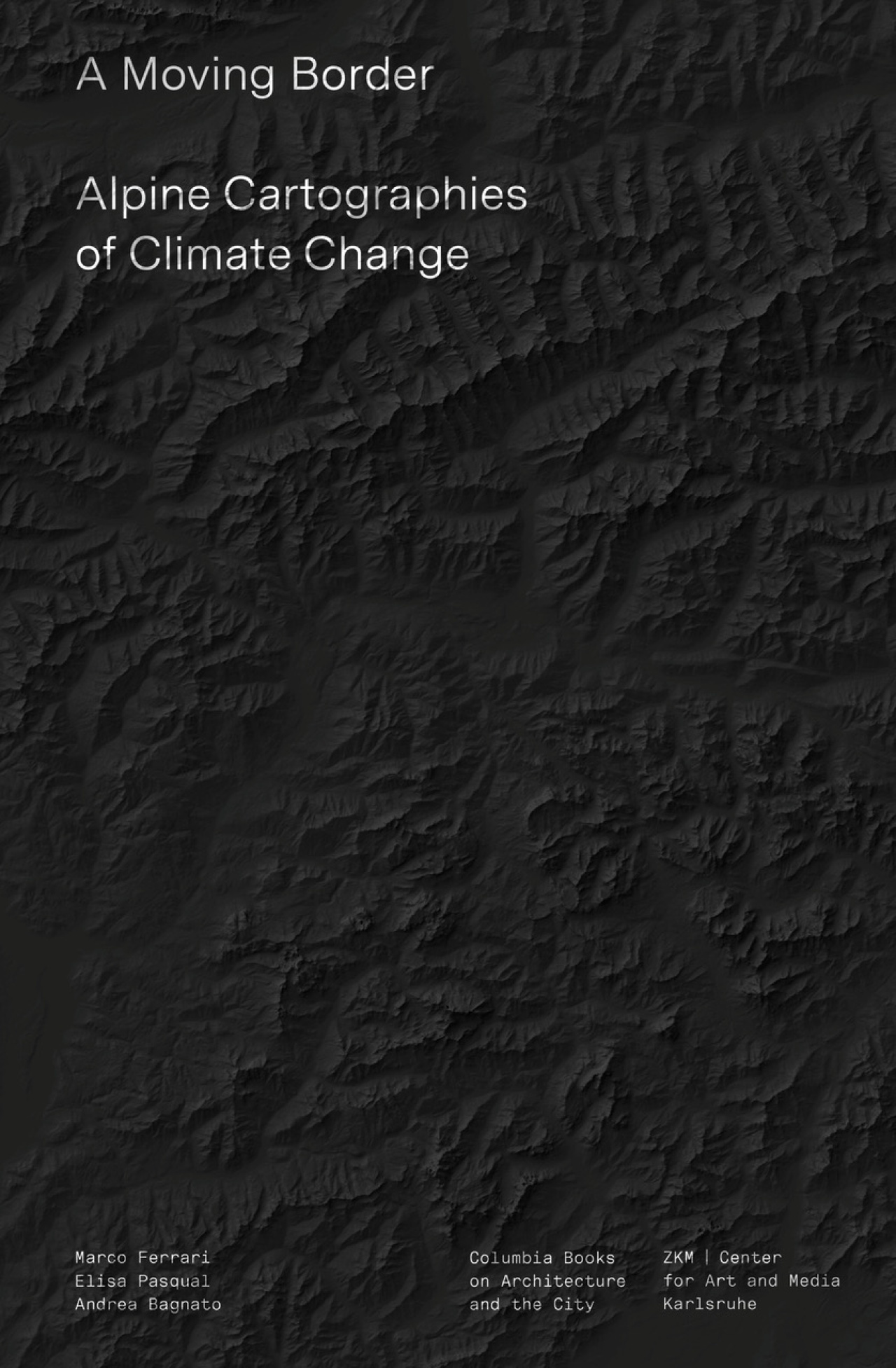 Schwarze Alpenlandschaft aus der Vogelperspektive 