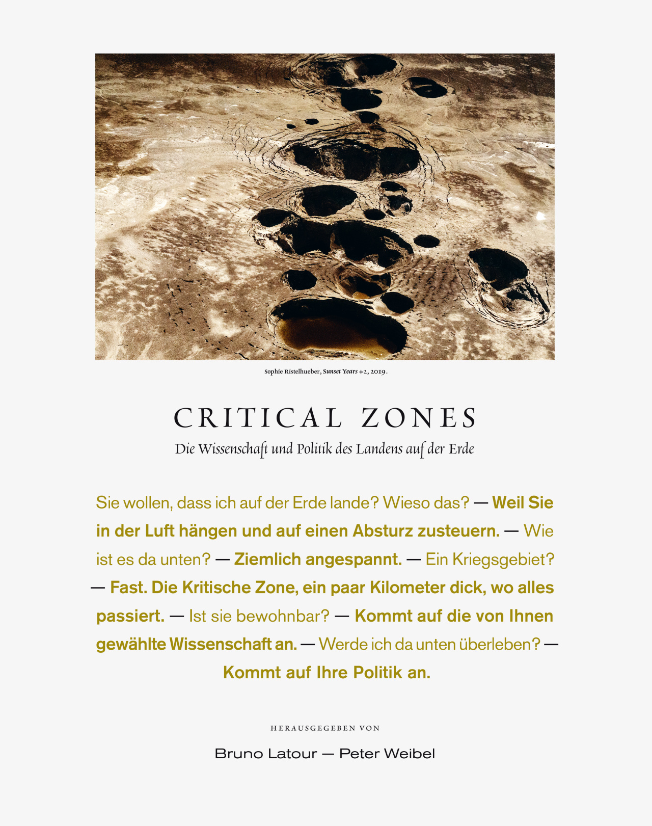 Zu sehen ist das Cover der Publikation zur Ausstellung Critical Zones. Es zeigt ein Bild von einer von Kratern geprägten Landschaft. Untendrunter ist ein kurzer Dialog zu lesen, wie es ist auf der Erde zu landen.