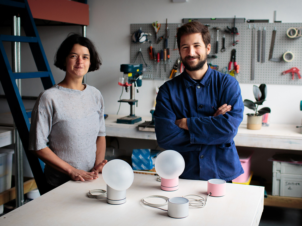 Auf dem Bild zu sehen ist das Künstlerduo Unit Lab in ihrer Arbeitswerkstatt.