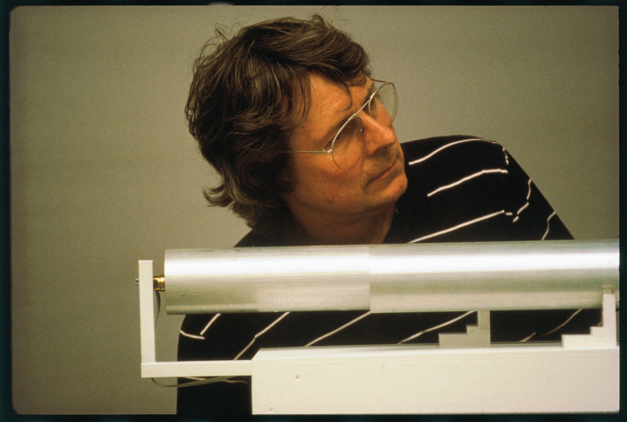 Stephan von Huene mit seiner Installation »Text Tones« im Jahr 1983. 