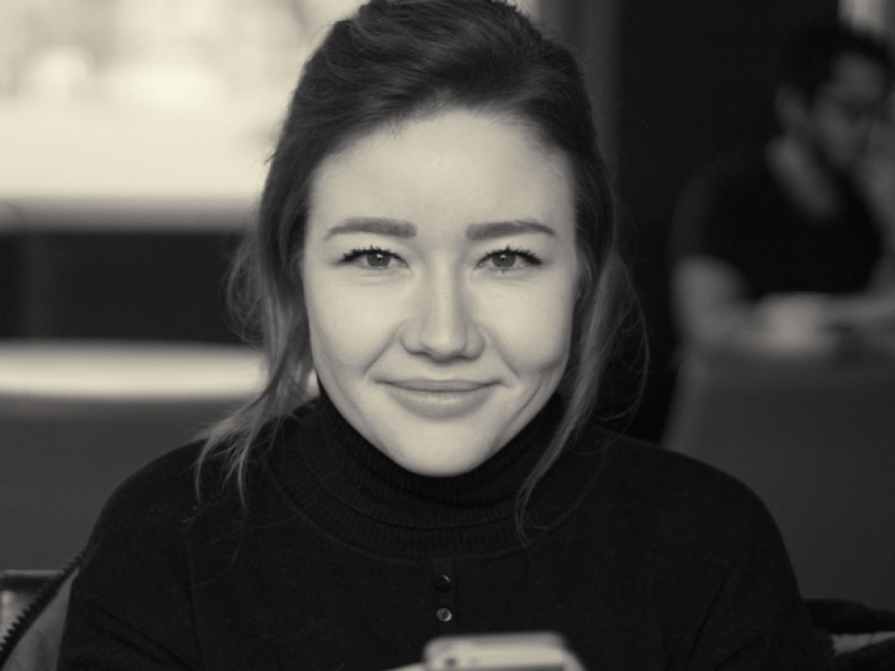 Schwarz-weiß Portrait von Sabina Zweil.
