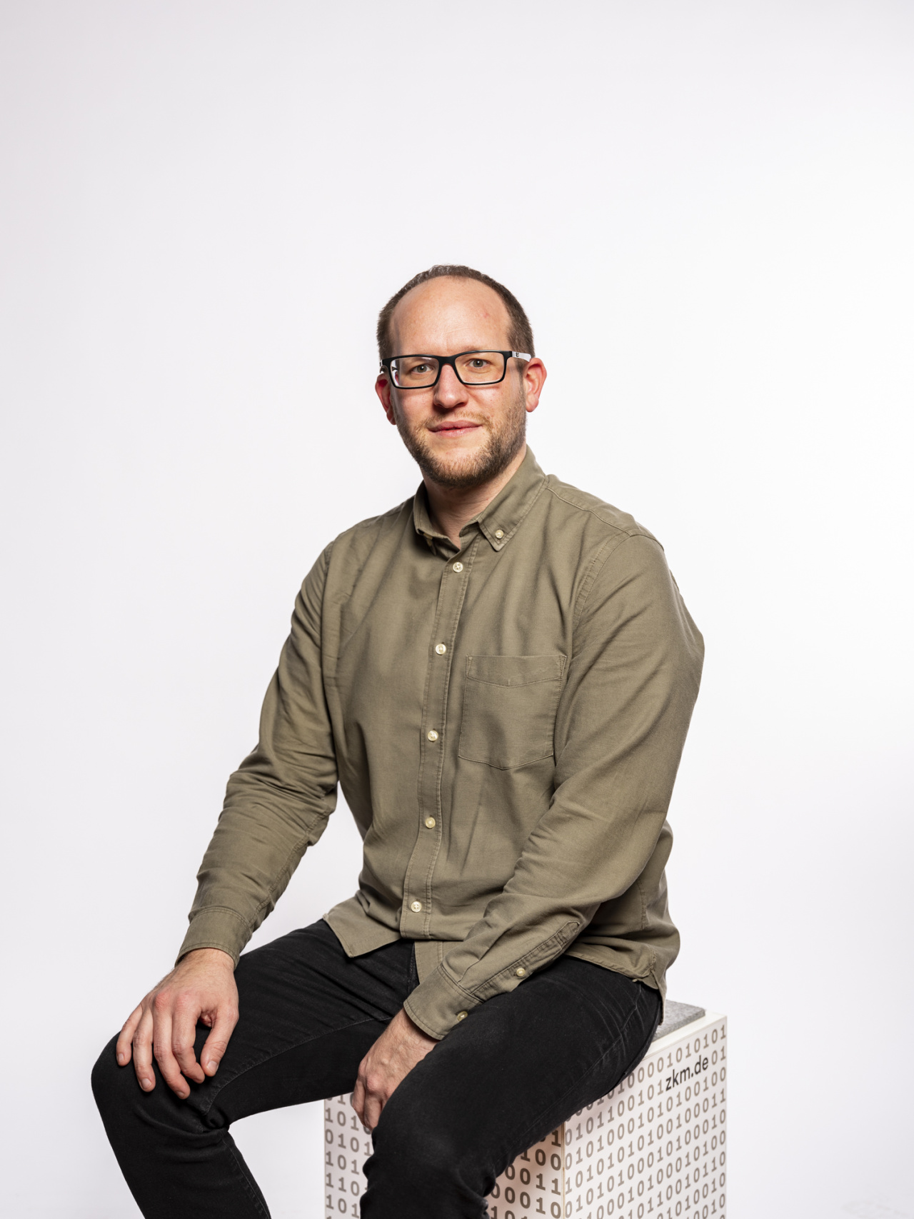 Ein sitzender junger Mann