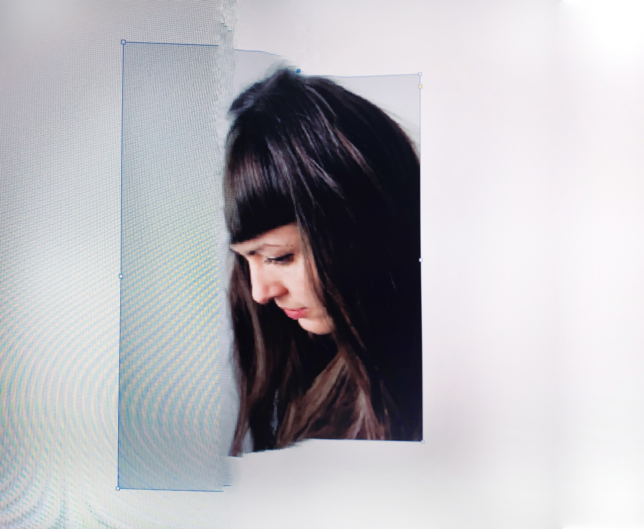 the half-profile of a brunette woman can be seen