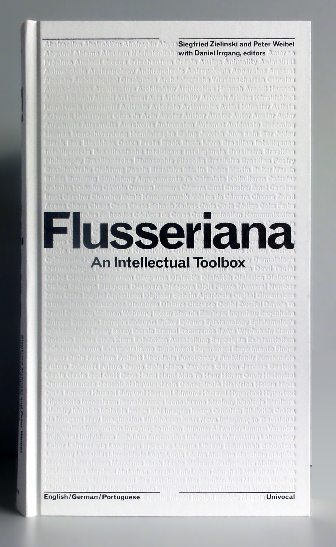 Cover der Publikation »Flusseriana«. Die Begriffe des Glossars sind auf dem weißen Cover als Tiefdruck sichtbar. 