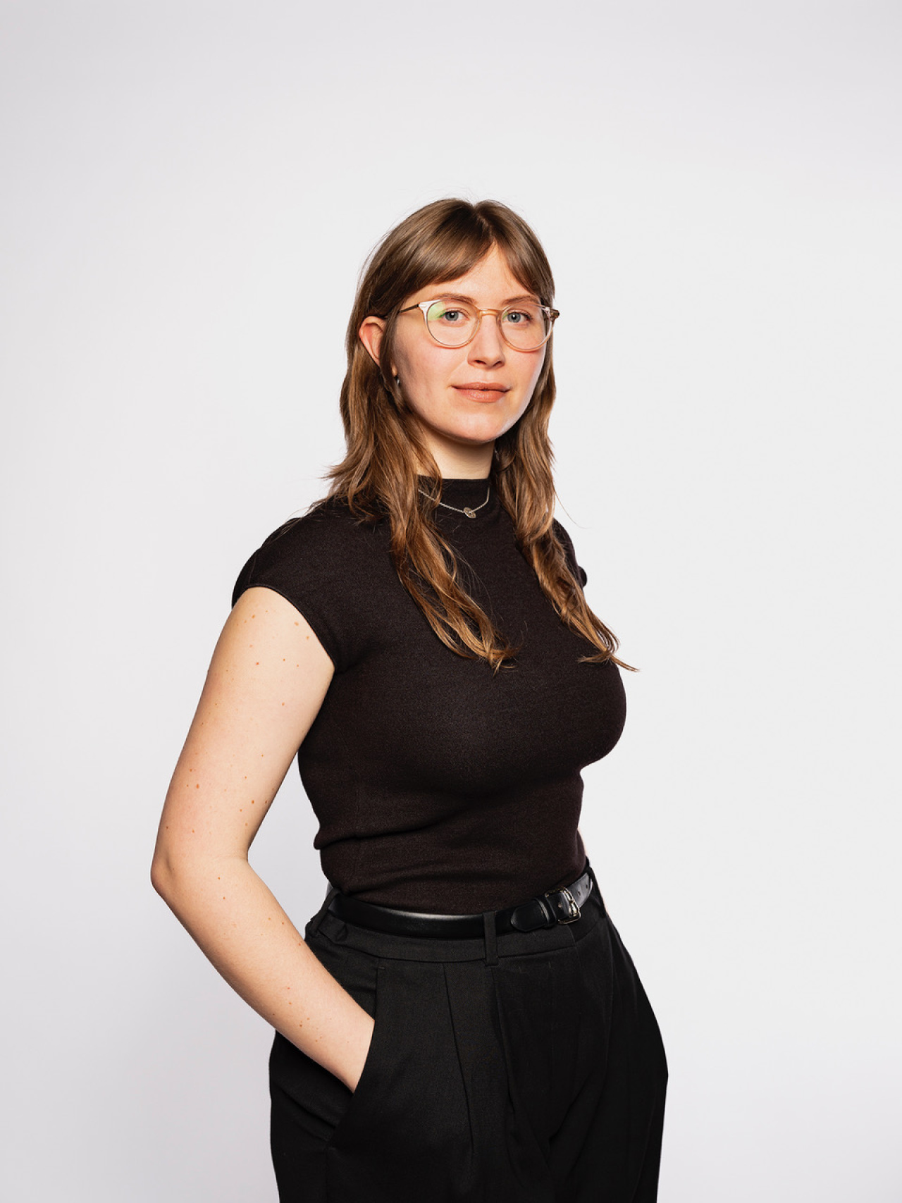 Portrait von Lilli Roser, stehend